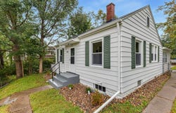 910 25th Street, Moline, IL 61265