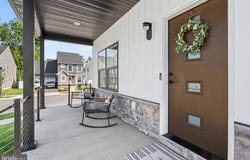 100 MEADOWS Bend, LITITZ, PA 17543