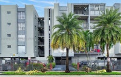 305 W 68th St, Hialeah, FL 33014