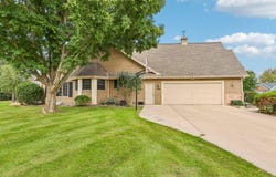 435 Nickelby Ct, Delafield, WI 53018