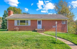 917 Grove Ln, Staunton, VA 24401