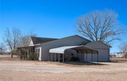1580 Middle Rd, George West, TX 78022
