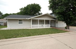 86 8th Street NE, Sioux Center, IA 51250