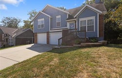 207 Lakeview Drive, Smithville, MO 64089
