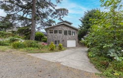 647 PACIFIC VIEW Dr, Yachats, OR 97498