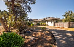 277 10TH St, Bandon, OR 97411