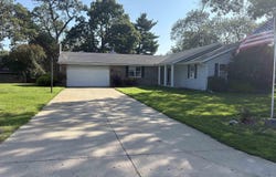 300 N SUNSET Drive, Manito, IL 61546