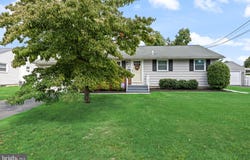 16 KERR Drive, HAMILTON, NJ 08610