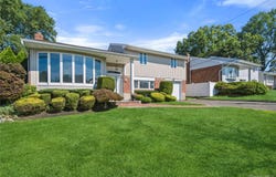 19 Jody Lane, Plainview, NY 11803