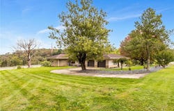 102 Peasant Village Ln, Rostraver, PA 15012