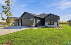 416 N Almond Ave, Brandon, SD 57005