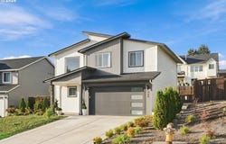 665 W 9TH St, LaCenter, WA 98629