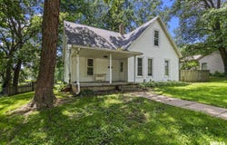 122 W Hardin Street, Virginia, IL 62691
