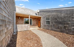 135 NW CEDAR Ct, Warrenton, OR 97146