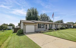 20 Crest Dr, Highland, IL 62249