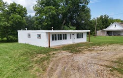 1483 S 1st St, Fairfield, IL 62837