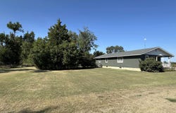 914 Sioux Rd, Lindsborg, KS 67456