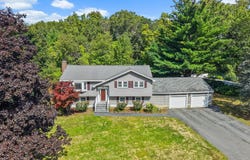 8 Roaen Dr, Chelmsford, MA 01863