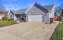 1202 Edgeview Drive, Mahomet, IL 61853