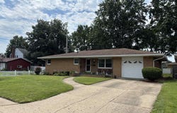 402 SHERIDAN Road, Pekin, IL 61554