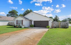 9447 Parker Pl Dr, Navarre, FL 32566