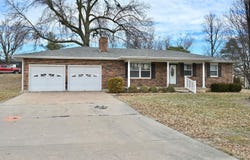 801 Overbrook Dr, Macon, MO 63552