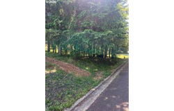 863 C St, Elkton, OR 97436