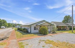 212 E Washington Avenue, Pierce City, MO 65723