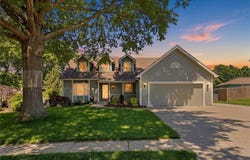 528 NE Bordner Drive, Lee's Summit, MO 64086