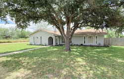 401 BLUEBONNET AVE, Devine, TX 78016