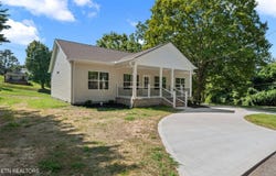 711 Byrd St, Clinton, TN 37716