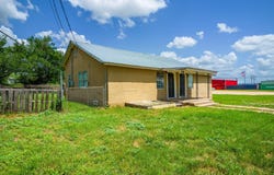 1004 Avon Ave, Llano, TX 78643