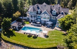 19 Arrow Head Dr, Bedford, NH 03110