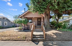 225 W ARLINGTON St, Gladstone, OR 97027