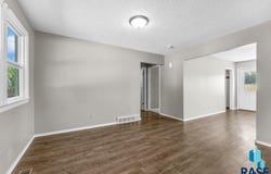 1012 W 8th St St E, Sioux Falls, SD 57104
