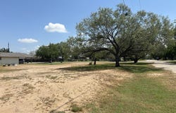 704 Curtis, Devine, TX 78016