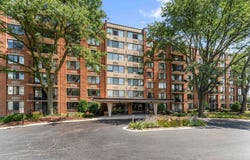 2000 Saint Regis Drive, Lombard, IL 60148