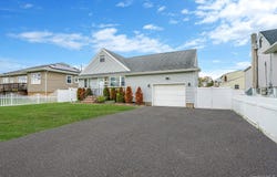 253 E Riviera Drive, Lindenhurst, NY 11757