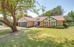 105 Lakeway Drive, Benbrook, TX 76126
