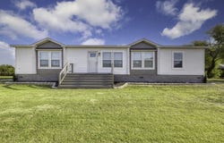 680 SE FRONT AVE E, Sabinal, TX 78881