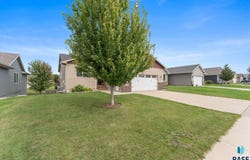 5604 W Oakcrest Dr, Sioux Falls, SD 57107
