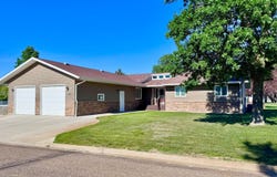 209 10th Ave NW, Bowman, ND 58623