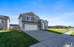 202 Creekside Ave, Harrisburg, SD 57032