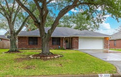 1213 Shadowlake Dr, Sealy, TX 77474