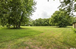 112 E GRAND Avenue, Owaneco, IL 62555