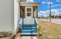 828 E 4th Ave, Hutchinson, KS 67501