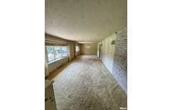 501 W CRESTWOOD Drive, Eureka, IL 61530