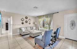907 NE 5th St, Hallandale Beach, FL 33009