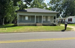 1378 E Burdeshaw St, Dothan, AL 36303