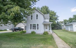 711 2nd St, Hull, IA 51239